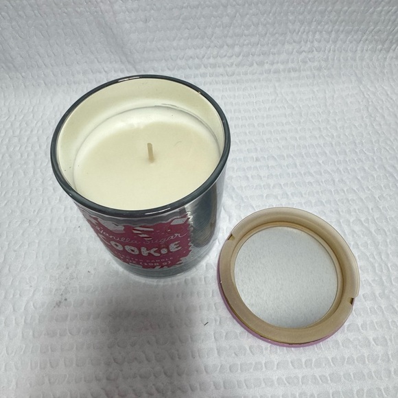 Vanilla Sugar Cookie Scented Candle with Pink Lid - Picture 2 of 2